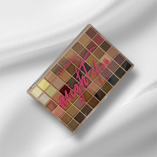 Lady model mighty eyeshadow