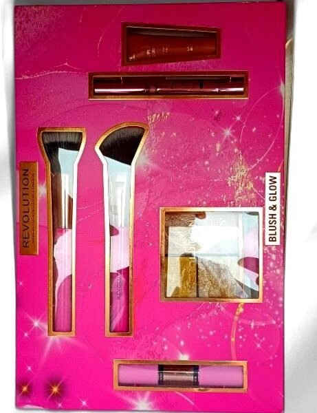 REVOLUTIN BLUSH & GLOW THIS FESTIVE SEASON WITH THE ULTIMATE SET FOR AN ILLUMINATED COMPLEXION
